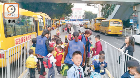 深圳羅湖口岸每天都有大批學童乘坐跨境校巴。（黃熙攝）