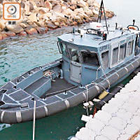 海關出動淺水巡邏艇追截走私艇。