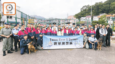 警方派員在區內鄉村高調巡邏。（何駿軒攝）