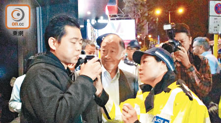警方邀請市民進行「吹波仔」，以提醒他們切勿酒駕。（林嘉諾攝）