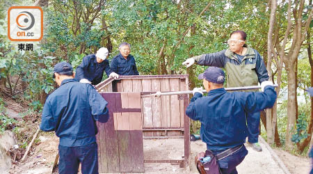 漁護署職員移除郊野公園山徑垃圾桶。（陳錦燕攝）