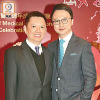 江明熙（左）話人工智能好難取代醫生嘅角色，旁為中文大學醫學院院長陳家亮教授。