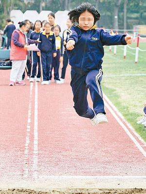 美洁參加學校運動會跳遠比賽。（互聯網圖片）