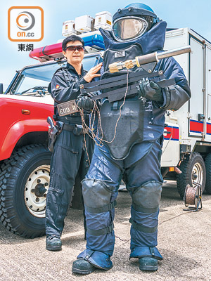 爆炸品處理課人員穿着防爆衣進行訓練。（受訪者提供）