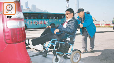 李華明（左）打籃球斷腳筋，出外暫時需坐輪椅代步。（溫國佳攝）