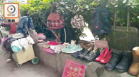 沙田<br>有老婆婆借矮樹叢掩護，把袋子掛滿樹上，鞋子放置石壆，攤開貨品叫賣。