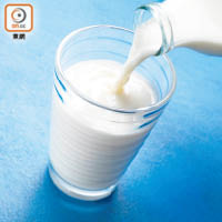 牛奶或高鈣豆奶含鈣質，有助紓緩經痛。