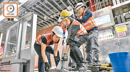 馬鞍山線本月完成月台閘門安裝工程，並於今日起全面以八卡列車行駛。