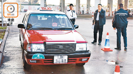 警員在現場調查。（陳家富攝）