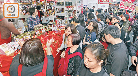 各式食品是入場市民掃貨的重點之一。（何天成攝）