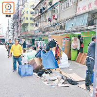 排檔物品散落一地。（曾志恒攝）