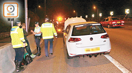 警方在屯門公路截獲的其中一輛私家車。（資料圖片）