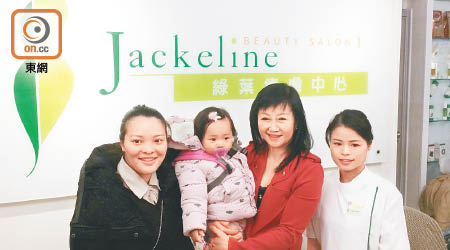 美容中心創辦人楊小玲（右二）為員工提供多達七項家庭友善政策。圖左為張太。（何青霞攝）