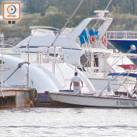 記者巡視觀塘避風塘期間，發現有大漢駕駛快艇游弋。