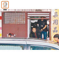 警方於被告位於甘芳街的寓所，並在被告妻子在場下取走多項證物。
