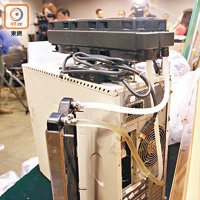 海關在涉案兩名技術員家中發現接駁電視解碼器的電腦傳輸系統。