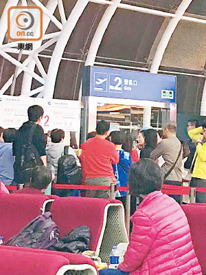 寧波<br>陳先生指當晚約廿人在寧波機場鼓譟，要求航空公司賠償交通費。（受訪者提供）