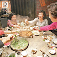 大量進食可令血糖水平急升。（資料圖片）