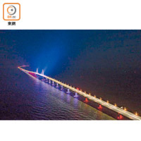 大橋主橋已全線通電，晚上亮燈後，燈光璀璨。