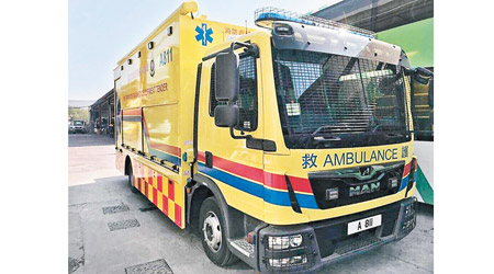 一輛疑似救護車在工場內被塗上黃色車身。（互聯網圖片）