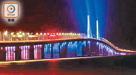 港珠澳大橋主體工程供電照明系統施工完成，並在除夕晚六時卅八分全線亮燈。