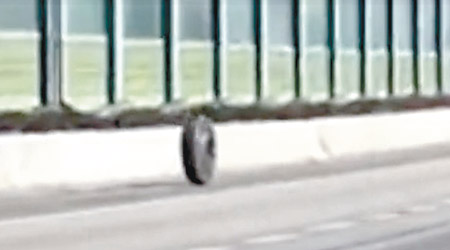 有網民發現一個車轆獨自在高速公路滾動。（互聯網圖片）