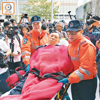 一名保安受傷送院。（黃仲民攝）