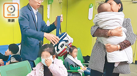 深圳兒童醫院逼爆<br>有家長帶同染病子女到深圳市兒童醫院就診。（黃少君攝）