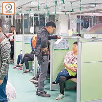 深圳市兒童醫院的輸液室擠滿求診者。