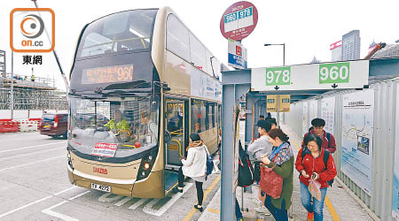 運輸署擬推出的豪華巴士線，建議收費較普通巴士貴五成。（何駿軒攝）