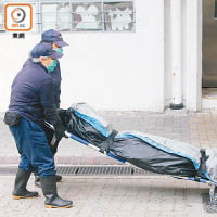 女生遺體由仵工舁送殮房。