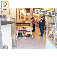 警員在茶餐廳內調查。（趙瑞麟攝）