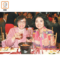方黃吉雯（右）同食物及衞生局局長陳肇始（左）都認同要食得健康。（溫國佳攝）