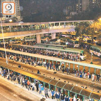 北區大塞車導致上水小巴總站擠滿數百名市民排隊等小巴。