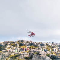 搜救部門派出直升機協助救人。（互聯網圖片）
