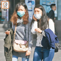 流感高峰將至，市民出入醫院戴上口罩防範。