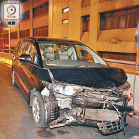 七人車車頭損毀，警員在場調查。（李國健攝）