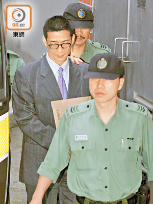 二○○二年，時任高級警司的冼錦華被指收受包括免費召妓等利益，向娛樂場所通風報信。