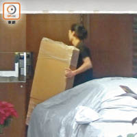 有男子搬運數個紙皮箱進入鄭若驊寓所。（溫國佳攝）
