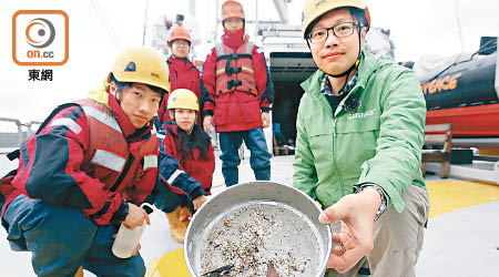 綠色和平首次於香港水域打撈微塑膠作全面研究。圖右一為霍年亨，左一為朱江。（李志湧攝）