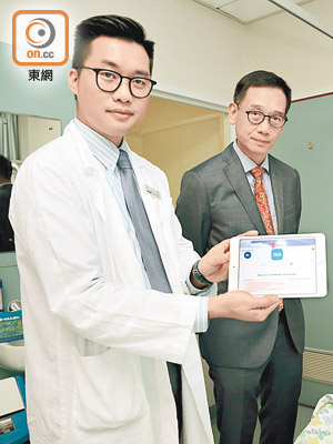 李文傑（左）指只要用平板電腦，便可向病人講解臨床情況。圖中為醫管局資訊科技及醫療訊息主管張毅翔。（吳艷玲攝）
