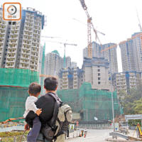 房屋問題持續困擾港人，市民期望新一年政府加快建屋。