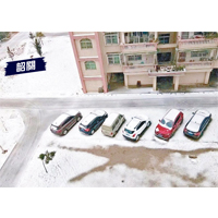 韶關出現雨雪天氣，車頂和道路鋪滿雪。（互聯網圖片）