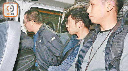 其中兩名男子被帶上警車。（沈厚錚攝）