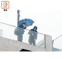 屋宇署人員昨到鄭若驊的獨立屋天台，量度僭建天台屋的面積及範圍。