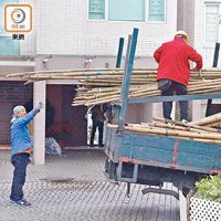 搭棚工人昨日運送竹枝到鄭若驊的獨立屋，似為拆卸僭建物做準備。