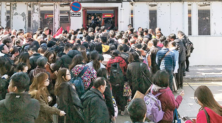 羅湖站有大批乘客堵塞進入車站唯一出入口。（讀者Ron Chan提供）