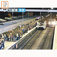 東鐵線昨傍晚再有列車服務阻延，月台擠滿乘客。（李健瑜攝）