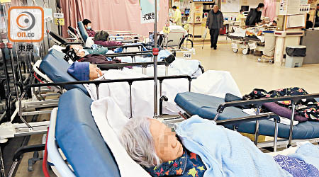 伊院急症室不少求診長者躺在病床上，等候診治。（黃雄攝）