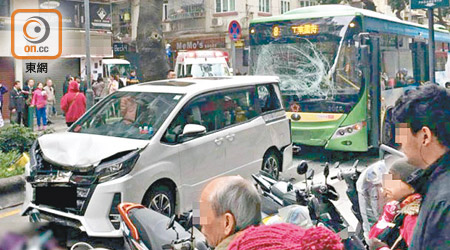 澳門前日發生奪命車禍，一輛巴士失控加速猛撼前方私家車，女途人遭捲入私家車車底身亡。